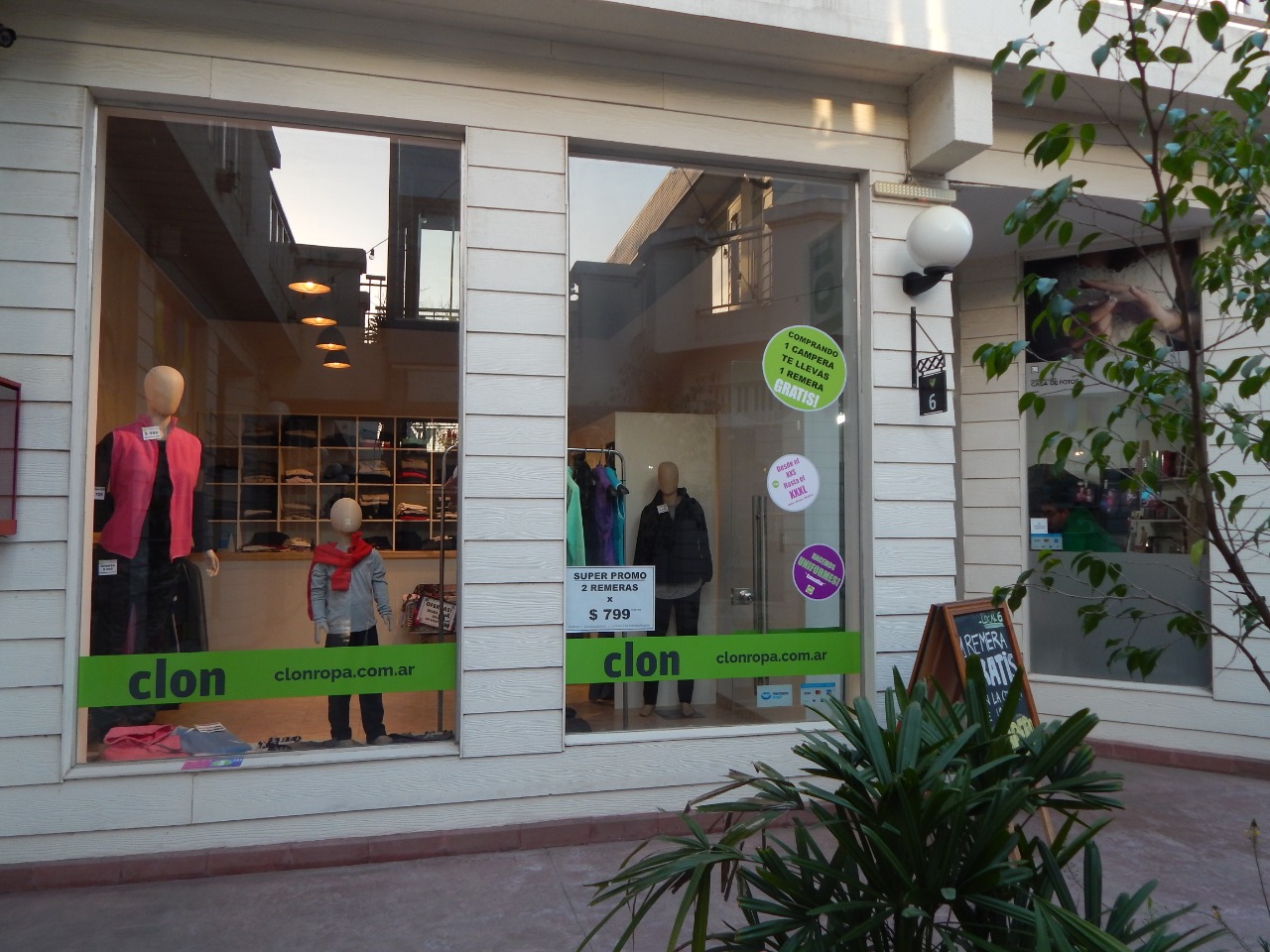 La conocida marca de ropa Clon inauguró en pleno centro de Funes