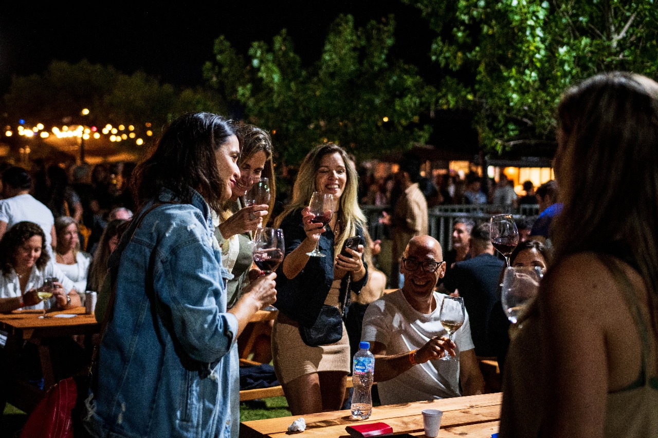 Al atardecer, con vino y al aire libre: cómo es Buqué Sunset, el evento que llega a Funes