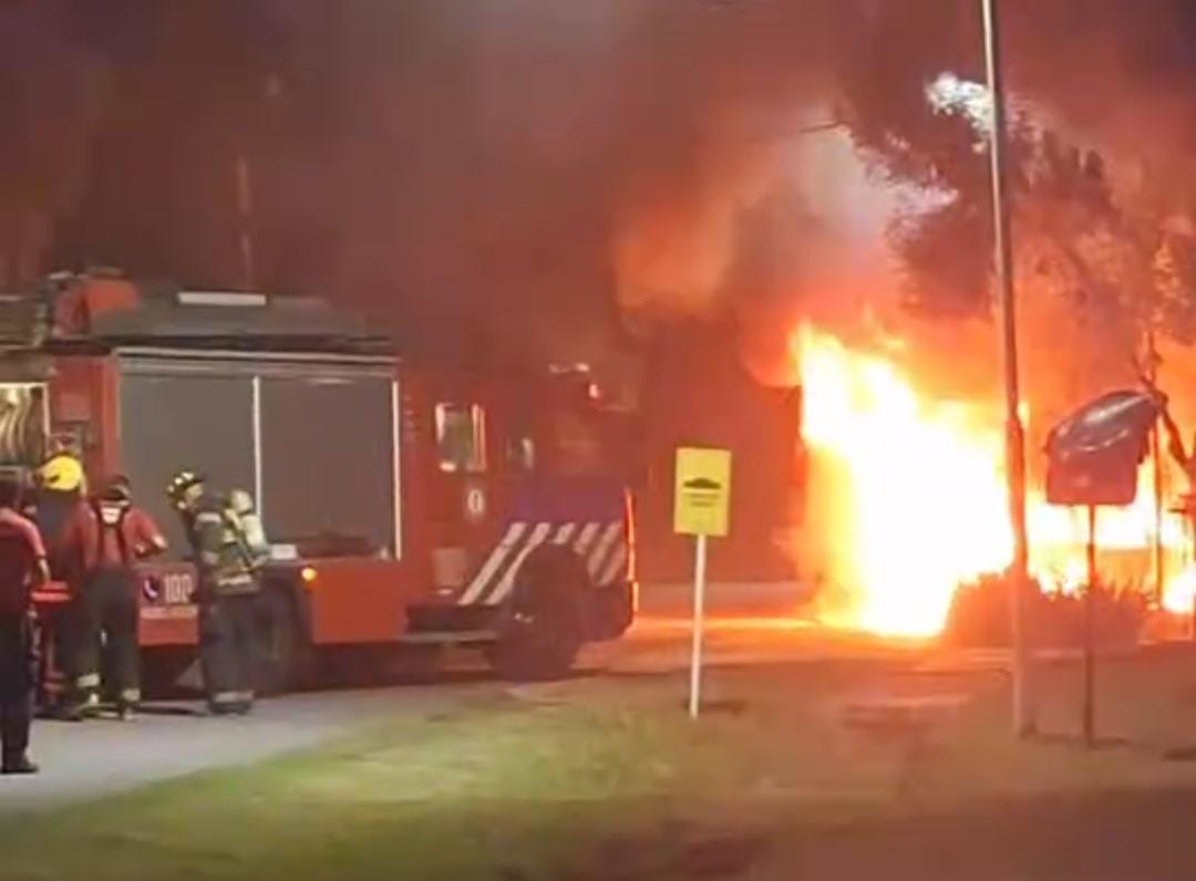 Madrugada de fuego: se incendió un auto en Alfonsín y Suipacha, en la zona norte de Funes