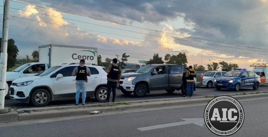 Lavado y corrupción: dos policías detenidos en barrio Las Acequias