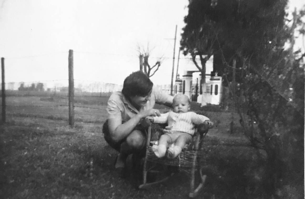 Arquiola, de bebé, en el patio de sus abuelos, en la esquina de Mitre y Buenos Aires, frente (se ve al fondo) del Sindicato de Canillitias