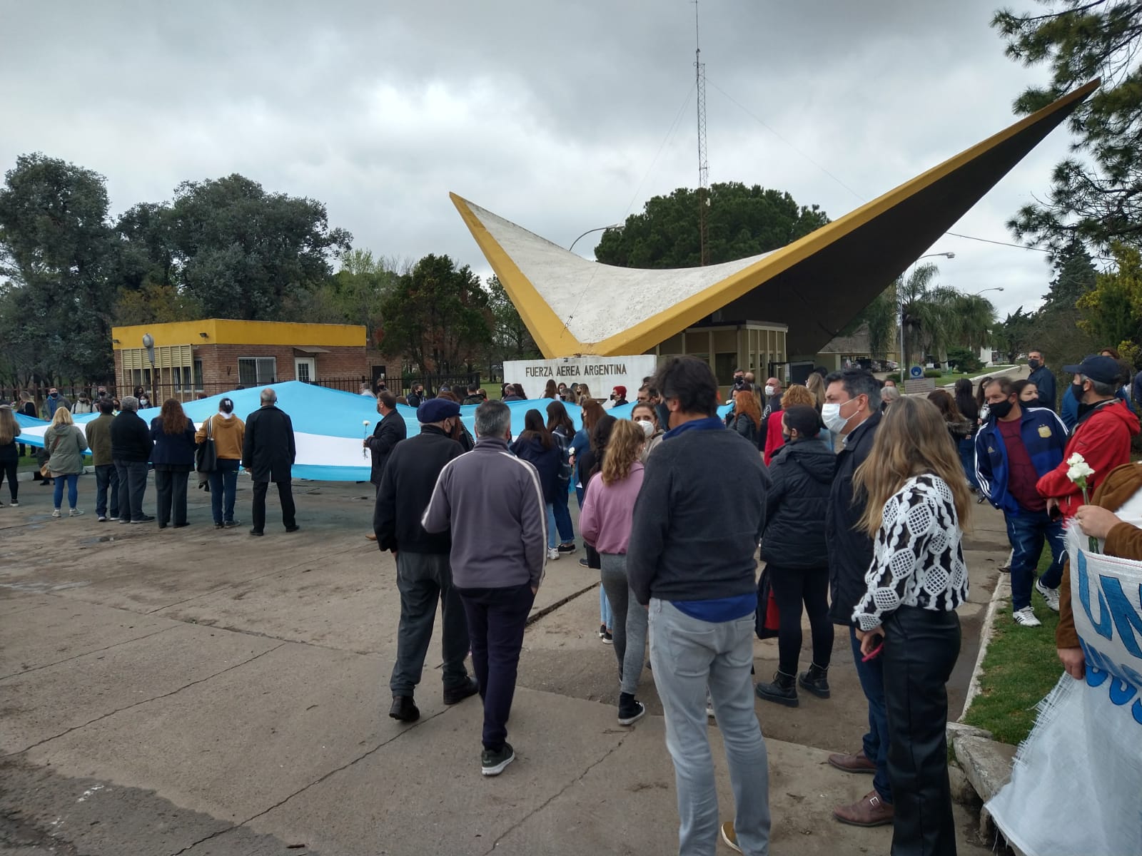 Alrededor de 200 personas en un abrazo solidario al Liceo Aeronáutico de Funes