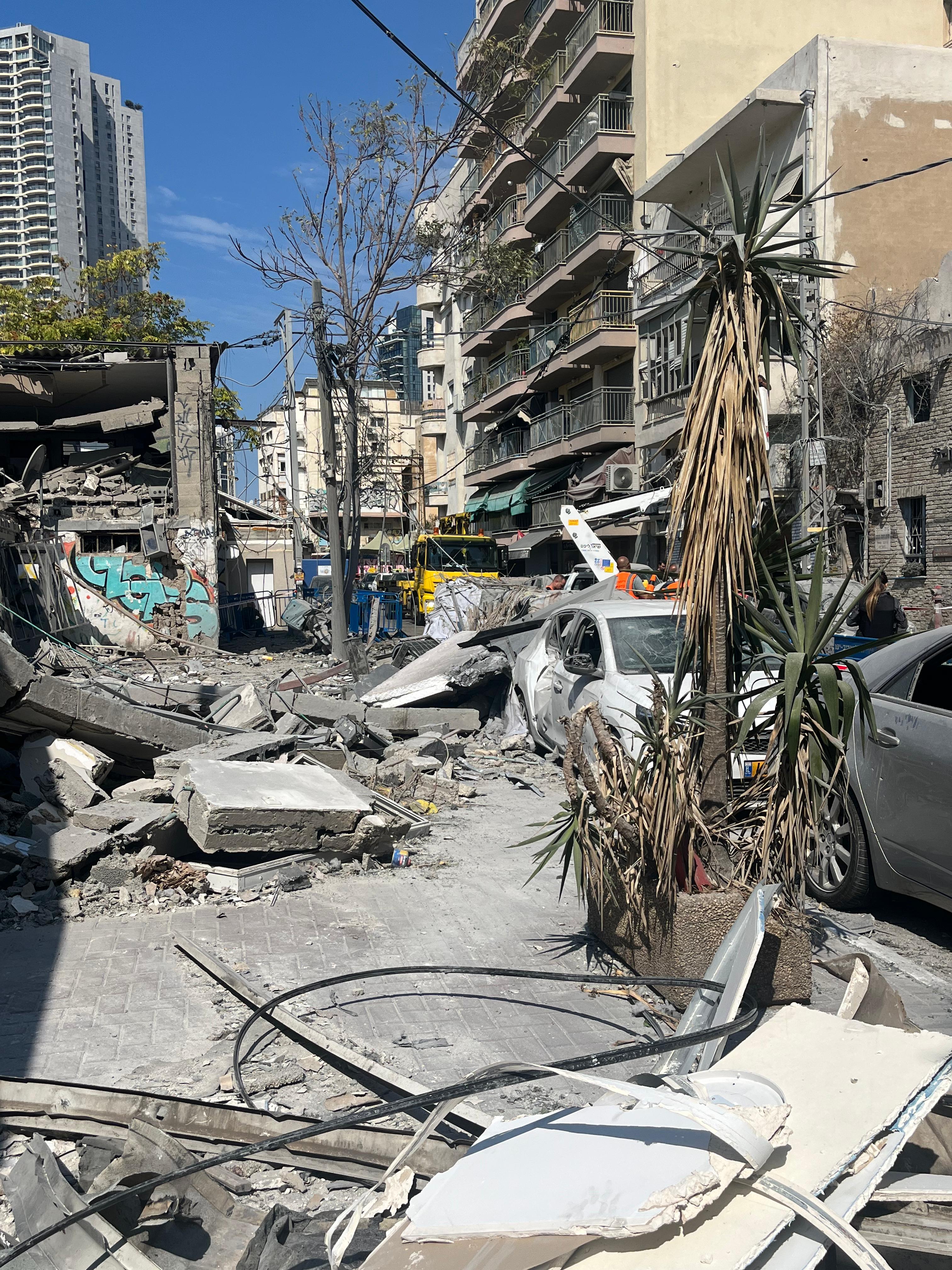 Imágenes del edificio que fue atacado en Tel Aviv, a pocas cuadras de donde vive Lucas Umansky.
