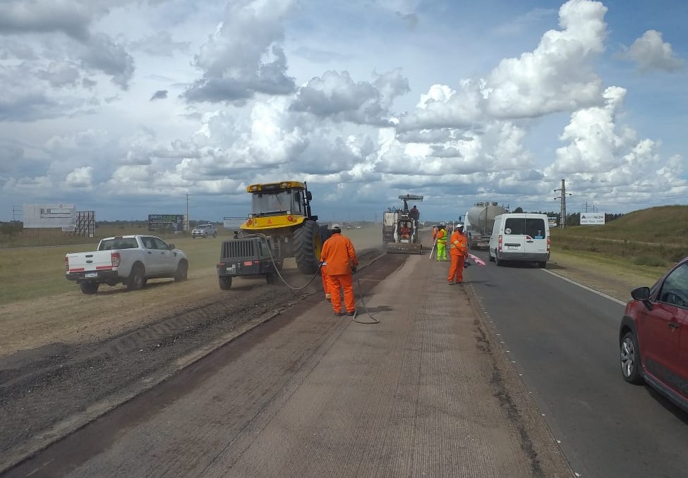 ¡Al fin! Comenzaron a reparar la Autopista en Funes
