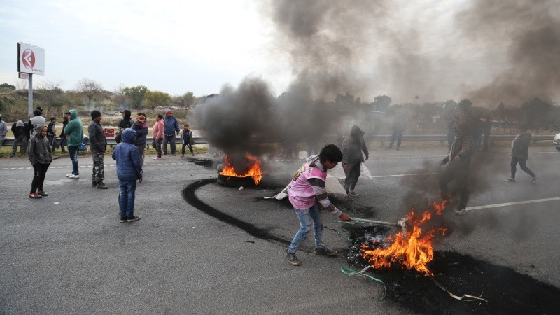 Sigue el caos en Circunvalación: un grupo de familias cortó el tránsito luego de haber sido desalojados