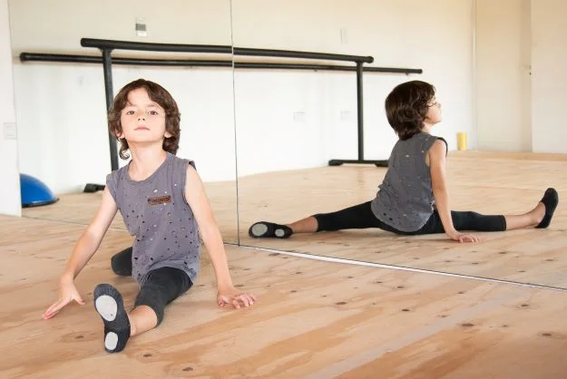 Con cinco años, tiene un talento innato para la danza que sorprende y rompe prejuicios