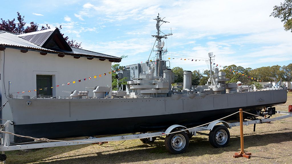 Ocho metros de largo y puede navegar: cómo es la réplica del Crucero General Belgrano que llega a Roldán