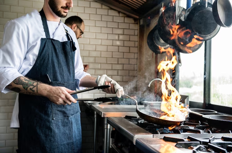 Se busca cocinero y ayudante de cocina con movilidad propia para turno noche en Funes