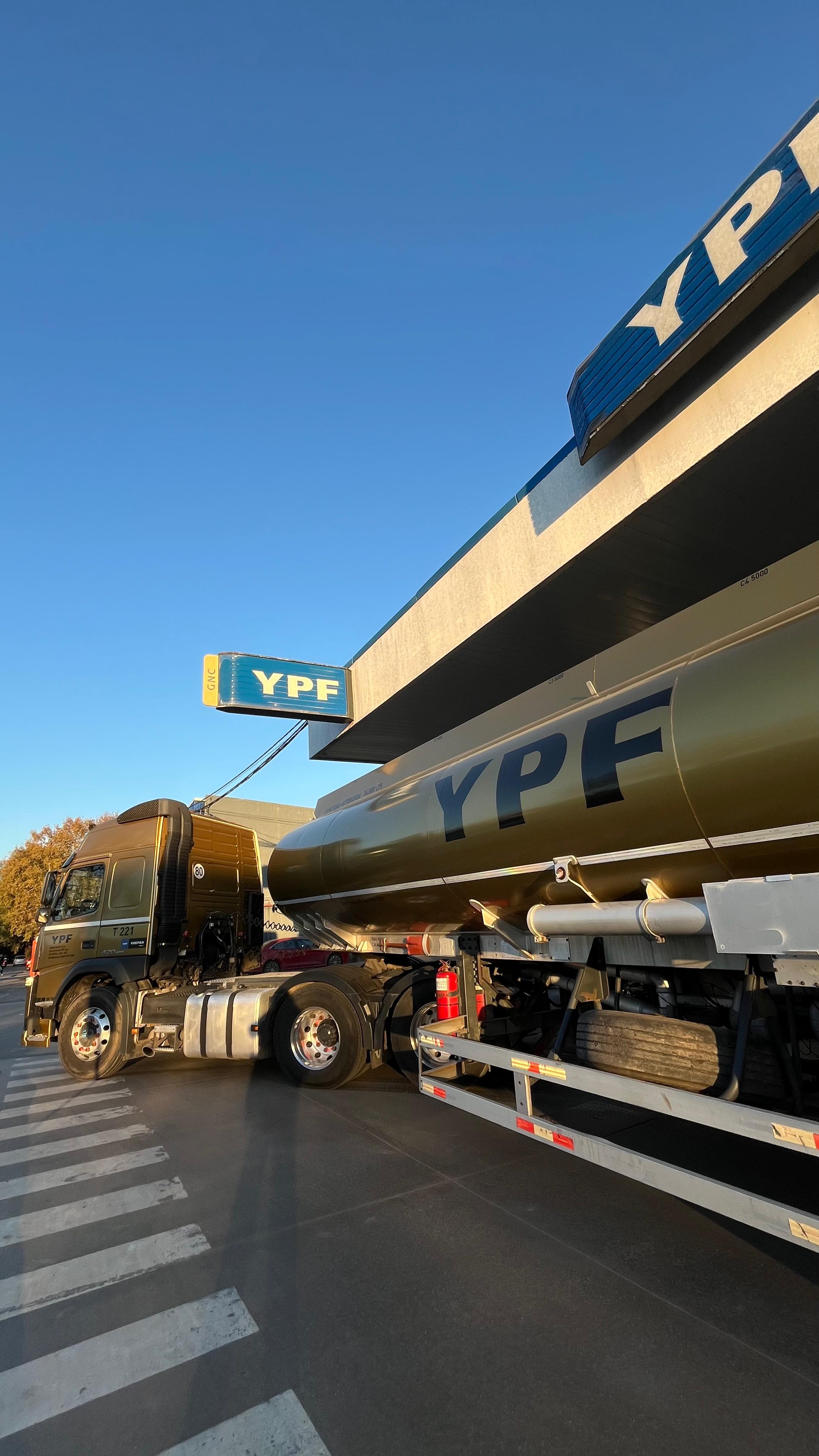 El camión dorado de YPF está en Funes: ¿le tomaron la patente?