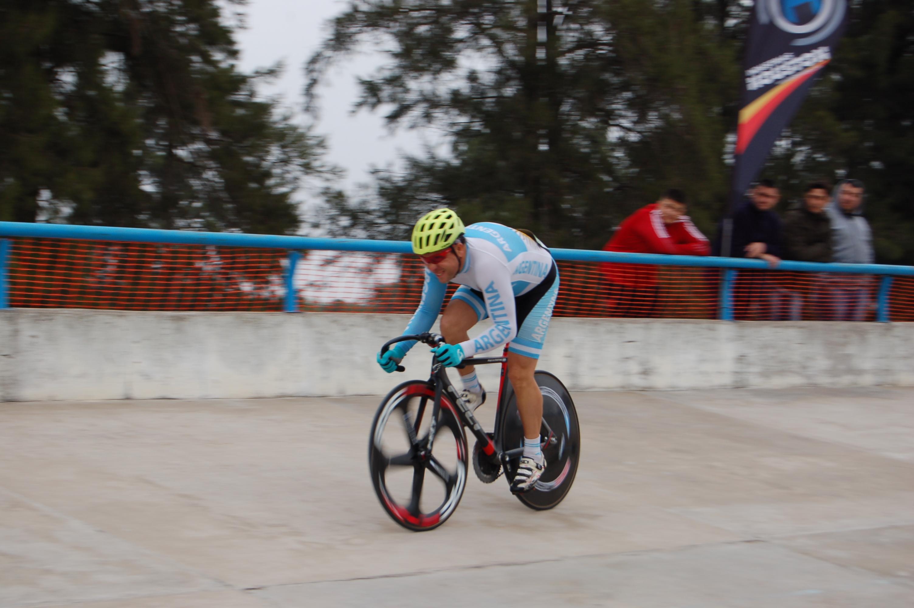Es de Funes, la rompe haciendo ciclismo en pista y buscará coronarse de gloria en el Mundial de Francia