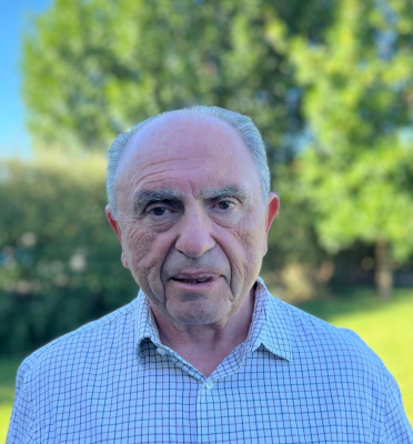 Es médico y se mudó hace unos años a Funes: Ugo Vitantonio y su debut literario a los 76 Años