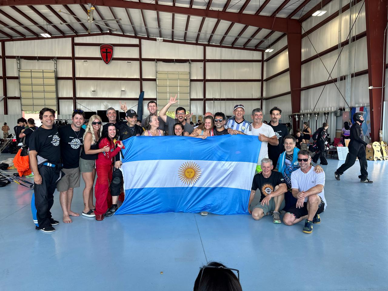 Es de Funes, trabaja en un banco y es paracaidista: batió un impresionante récord sudamericano en USA