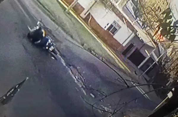 "Funes on Ice": por la ola polar, se congeló el pavimento de una transitada esquina y hubo más de diez caídas