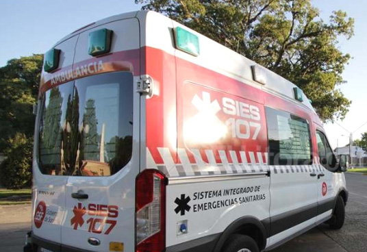 Un operario cayó desde un camión de reparto en Funes y se generó un caos de tránsito: terminó internado