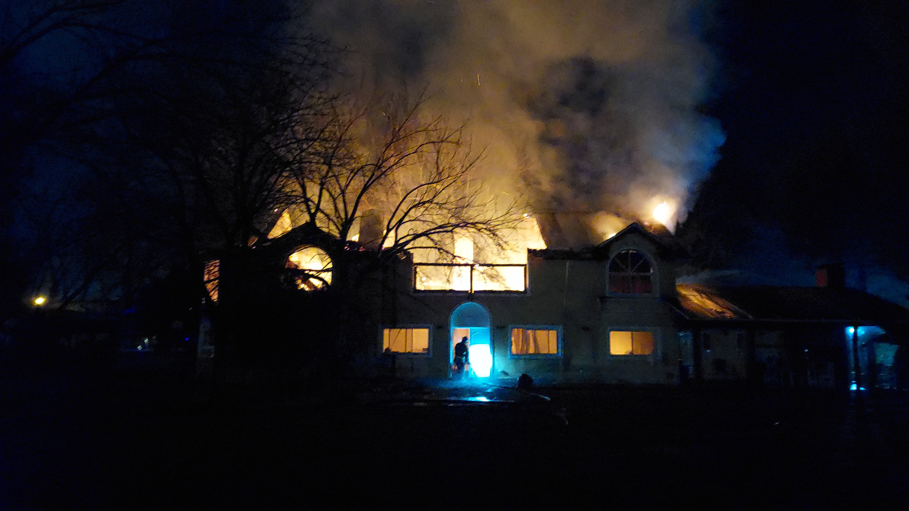 Un voraz incendio destruyó un colegio privado de Funes: fue en plena madrugada y no hay heridos