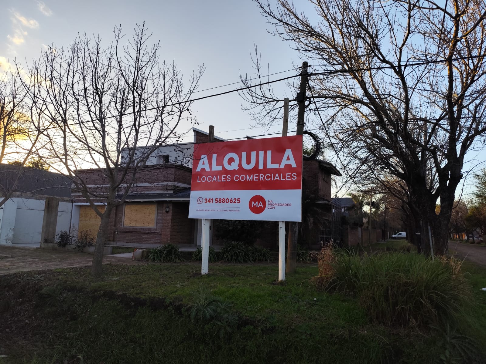 El polo comercial sobre Av. Fuerza Aérea en Funes no para de crecer y solo le queda un local libre