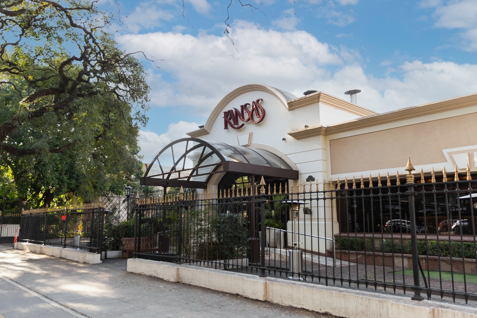 Cocina internacional y ubicación estratégica: Kansas, el restaurante de la farándula que quiere llegar a Funes