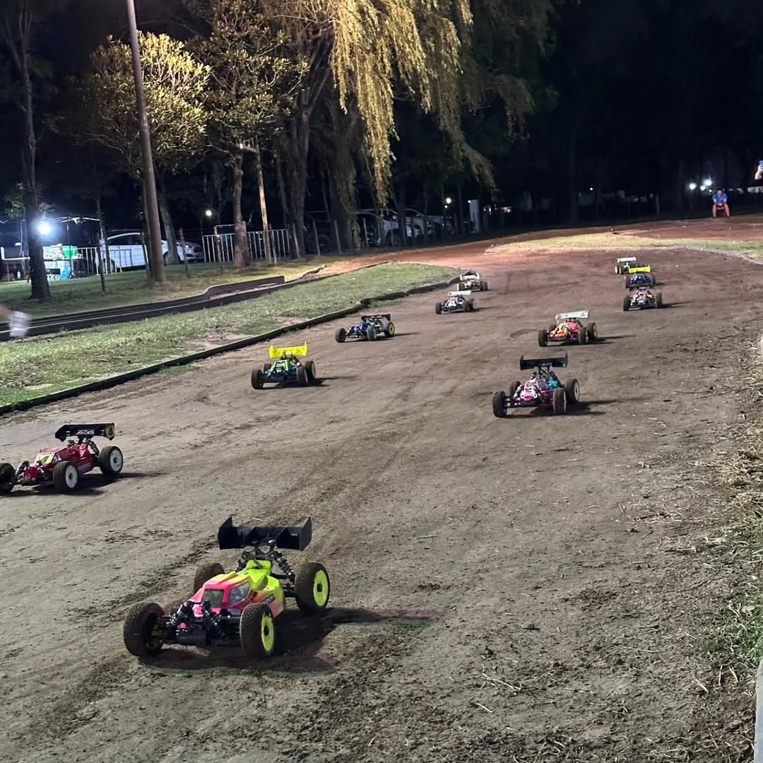 Velocidad, sesenta pilotos y automodelismo: cómo es la particular competencia de rally que llega a Funes 