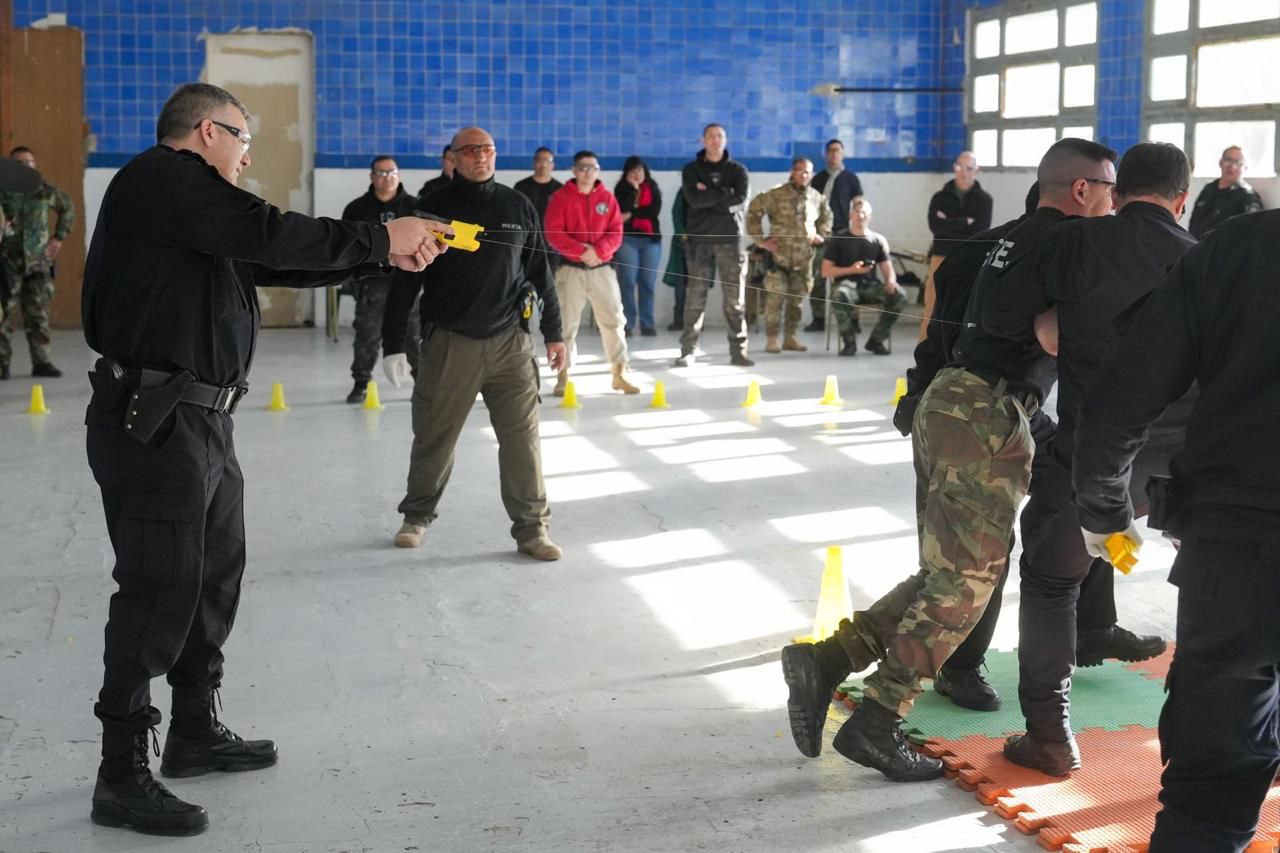 Seguridad: Santa Fe comenzó la formación de policías en el uso de pistolas Taser