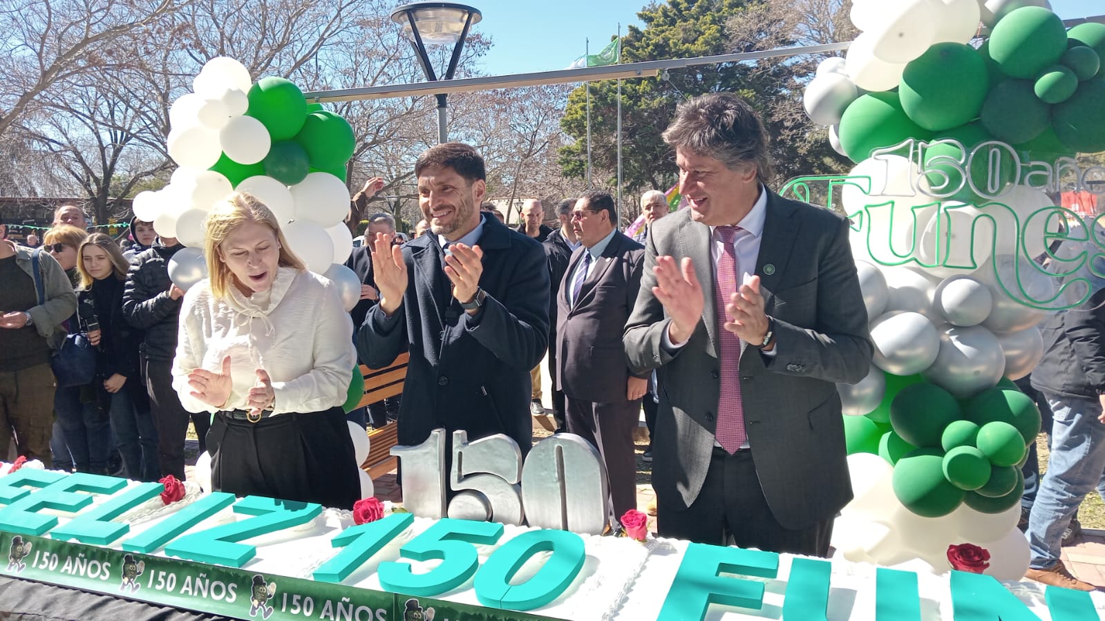 Doce metros de torta, bengalas y toneladas de dulce de leche: Funes sopló las velitas de sus 150 años