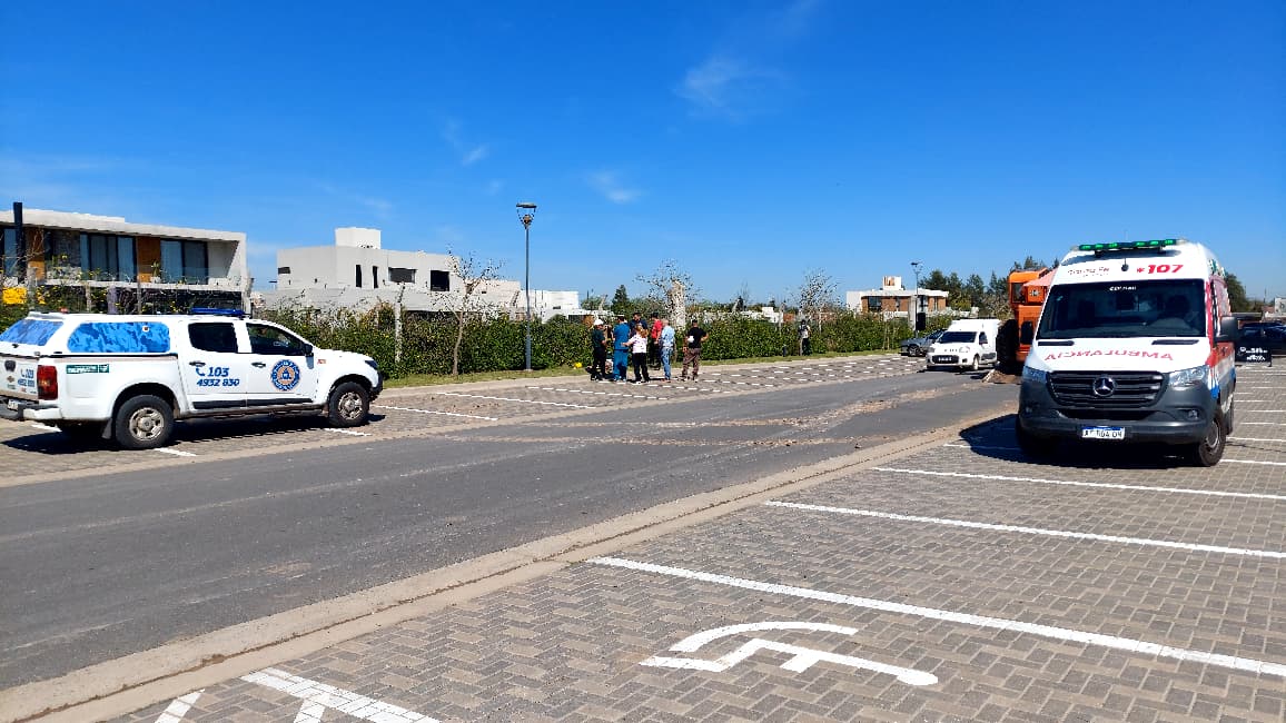 Trabajaba en una obra en construcción en Funes, cayó al piso y un camión accidentalmente le pisó la pierna