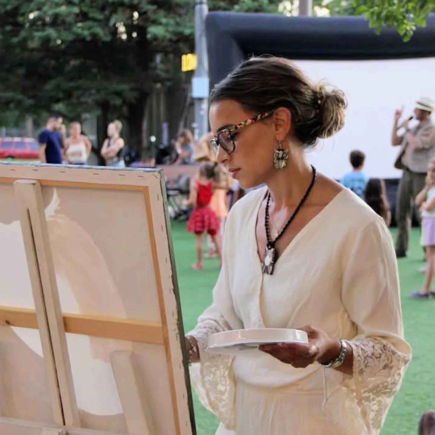 La historia de la artista que fue profe de plástica en Funes y se convirtió en la muralista top de Ambientar