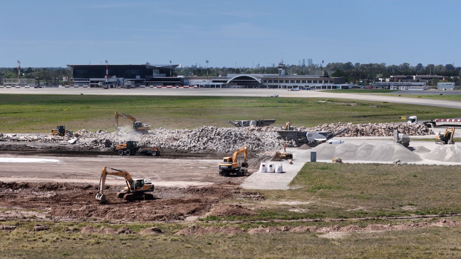 Así avanza la obra del Aeropuerto entre Funes y Rosario: "Demolimos el equivalente a tres canchas de fútbol"