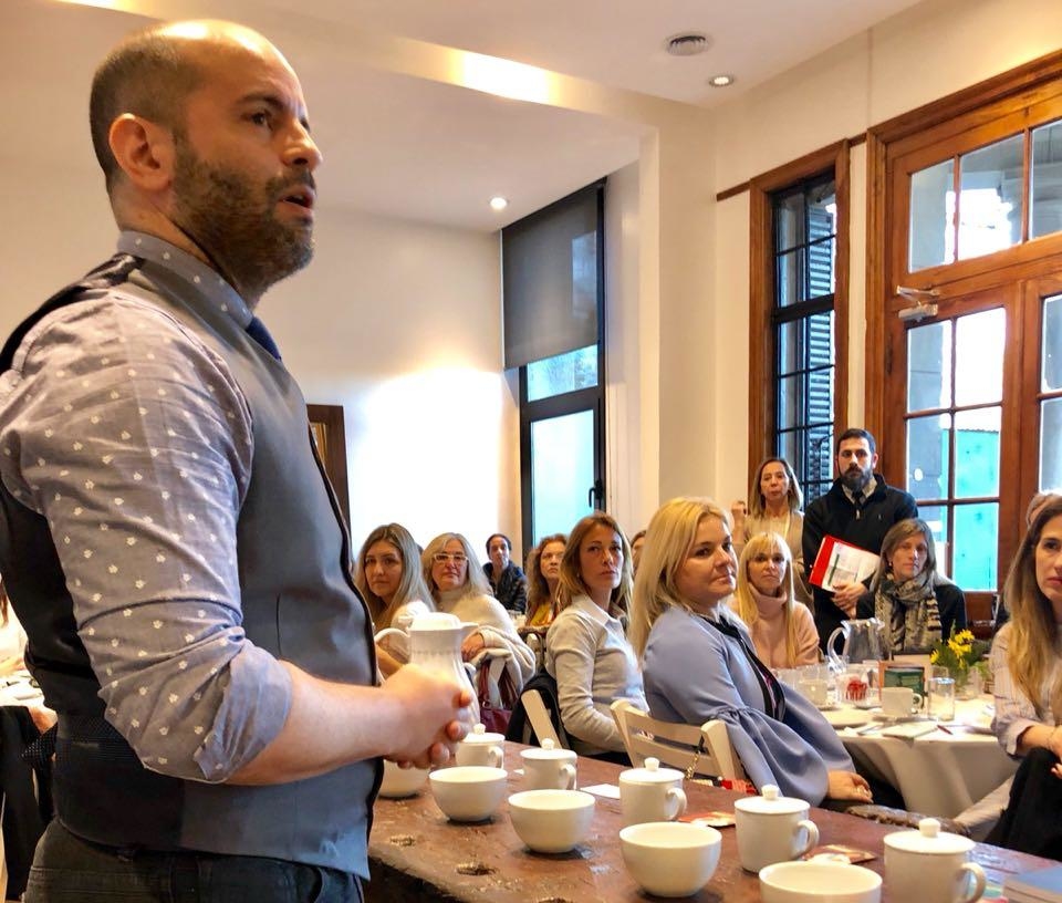 Conoció los secretos del té en India, siguió con la yerba mate y ahora abre una escuela de sommeliers en Funes