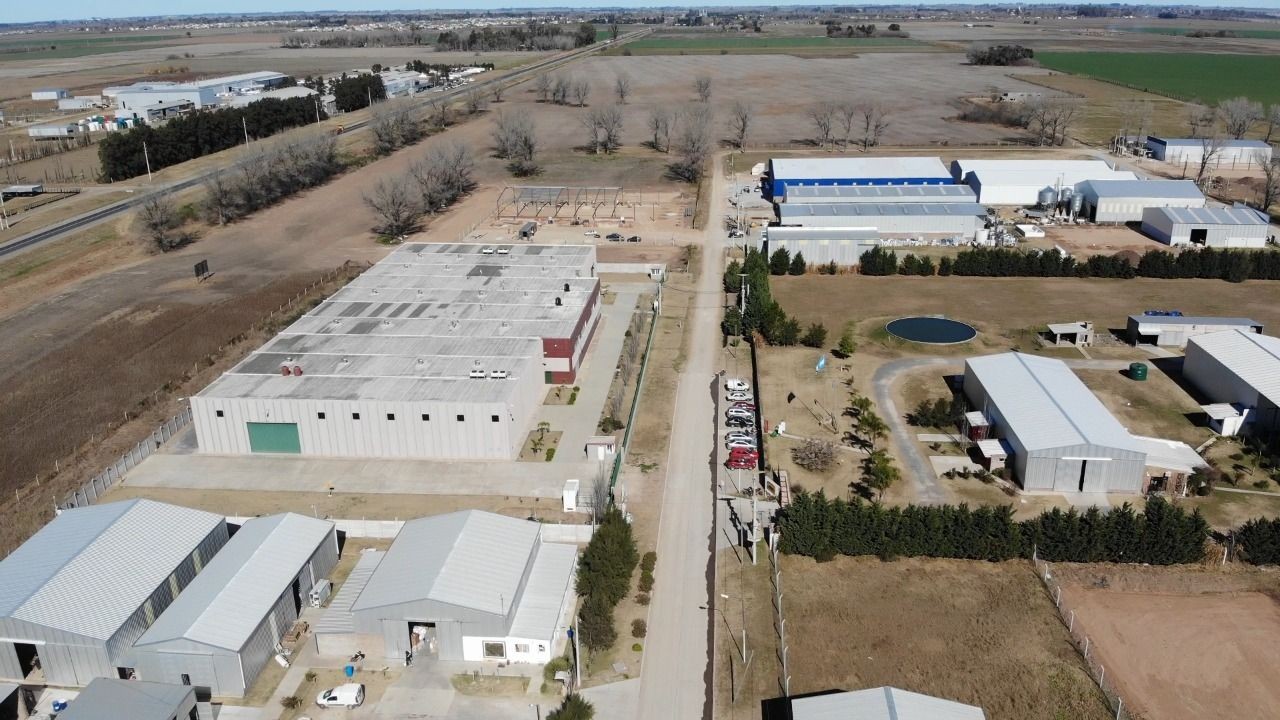 Una firma líder en tapizados se subió al boom industrial y decidió apostar con una mega nave a pasos de Funes