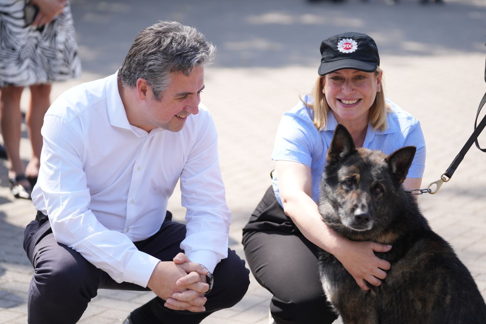 Ron, el perro policía que fue homenajeado en su retiro y le dio la bienvenida a Kanu y Kenzo en Santa Fe