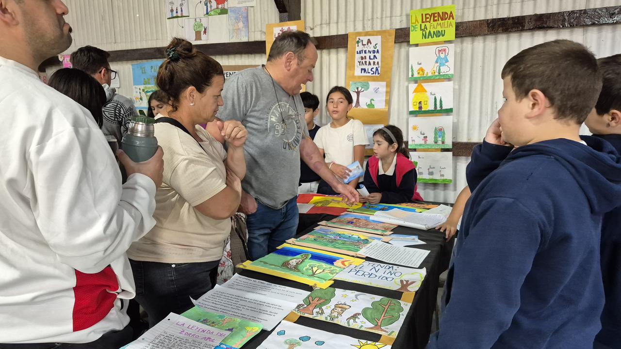La feria del libro de Roldán fue todo un éxito y reunió a más de cinco mil personas entre literatura y arte