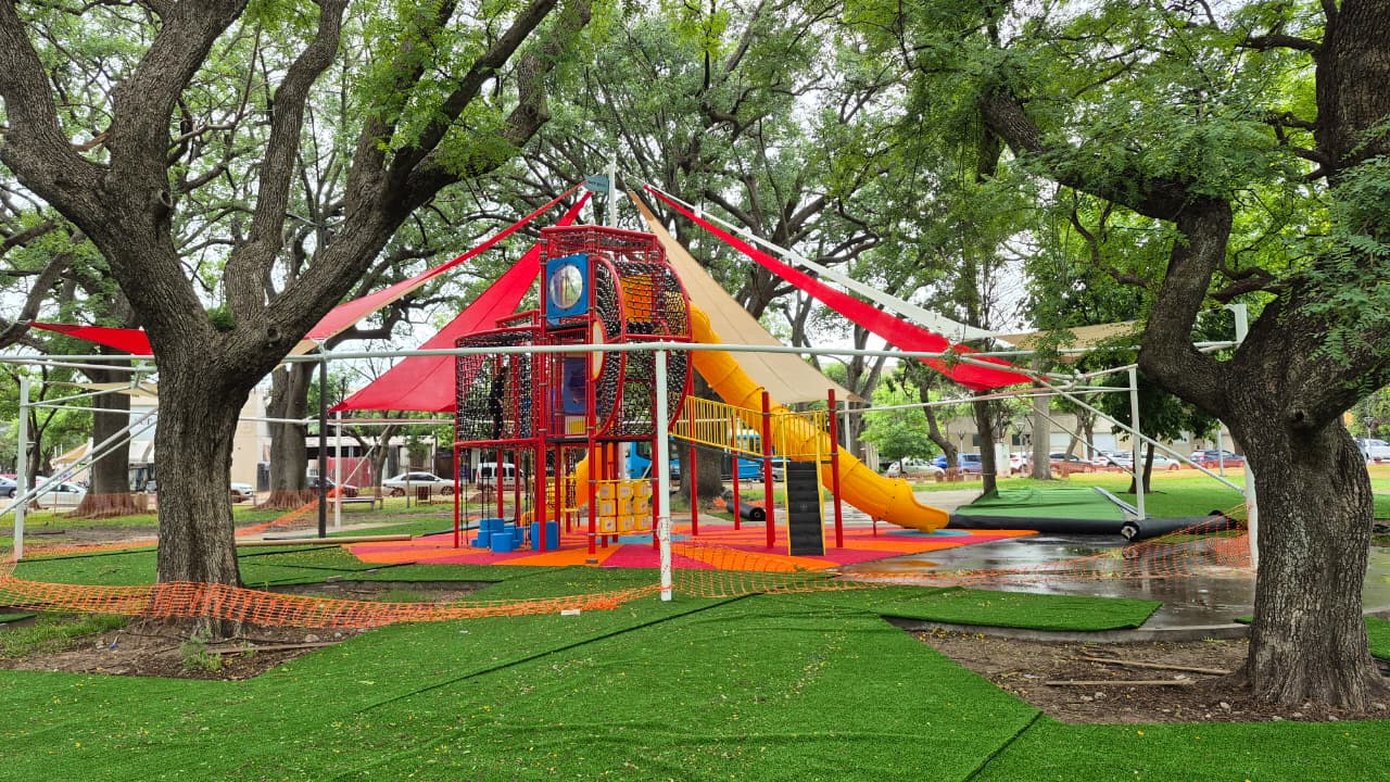 Nuevos juegos y otra calesita: la Muni de Funes anunció la fecha de inauguración de la nueva Plaza San José