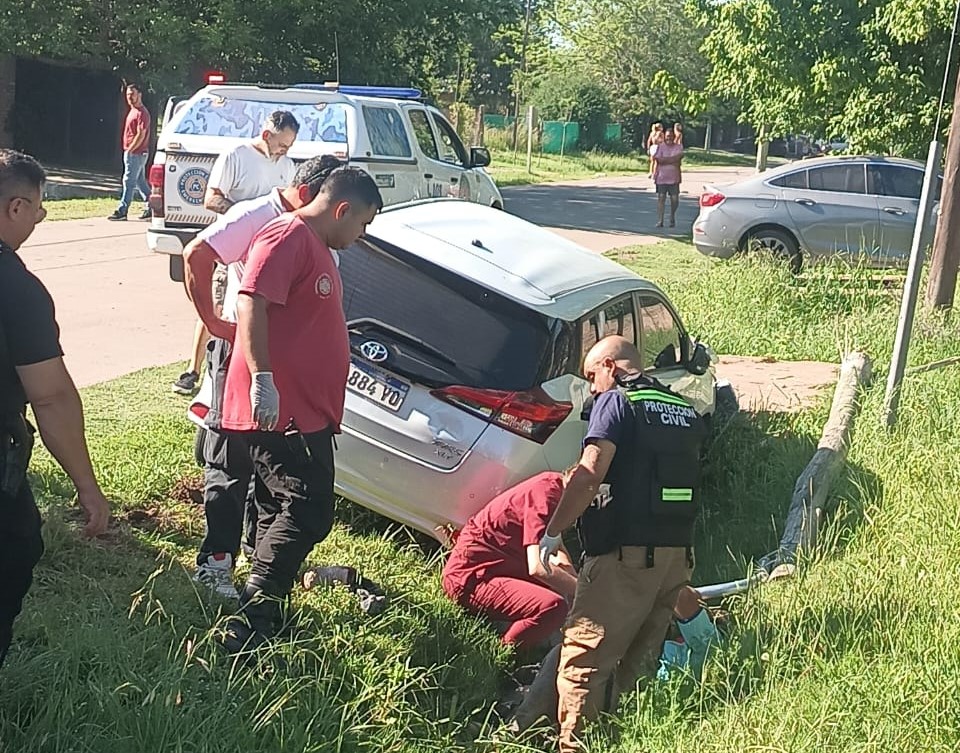 Un fuerte choque entre un auto y una moto en transitada esquina del oeste de Funes terminó con un herido grave
