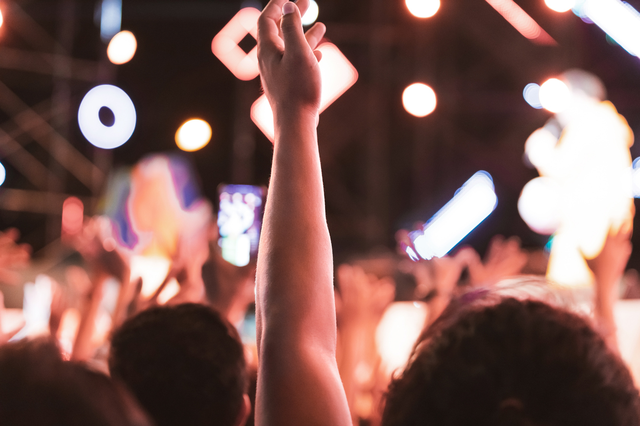 AZO en Funes: reunió a más de 500 estudiantes en Canillitas y la fiesta terminó en el Monumento a la Bandera