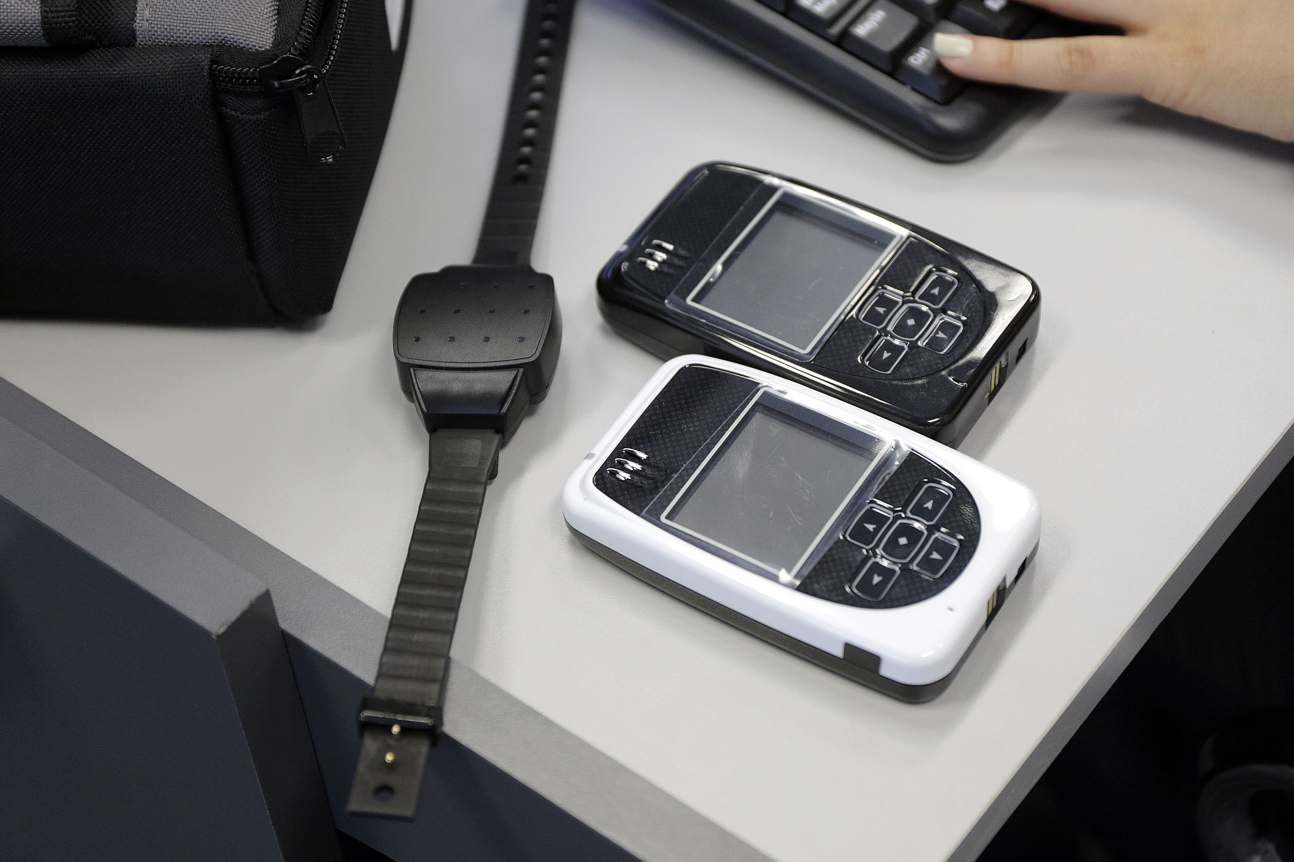 Cómo son las novedosas tobilleras que se usarán Santa Fe para proteger a víctimas de violencia de género