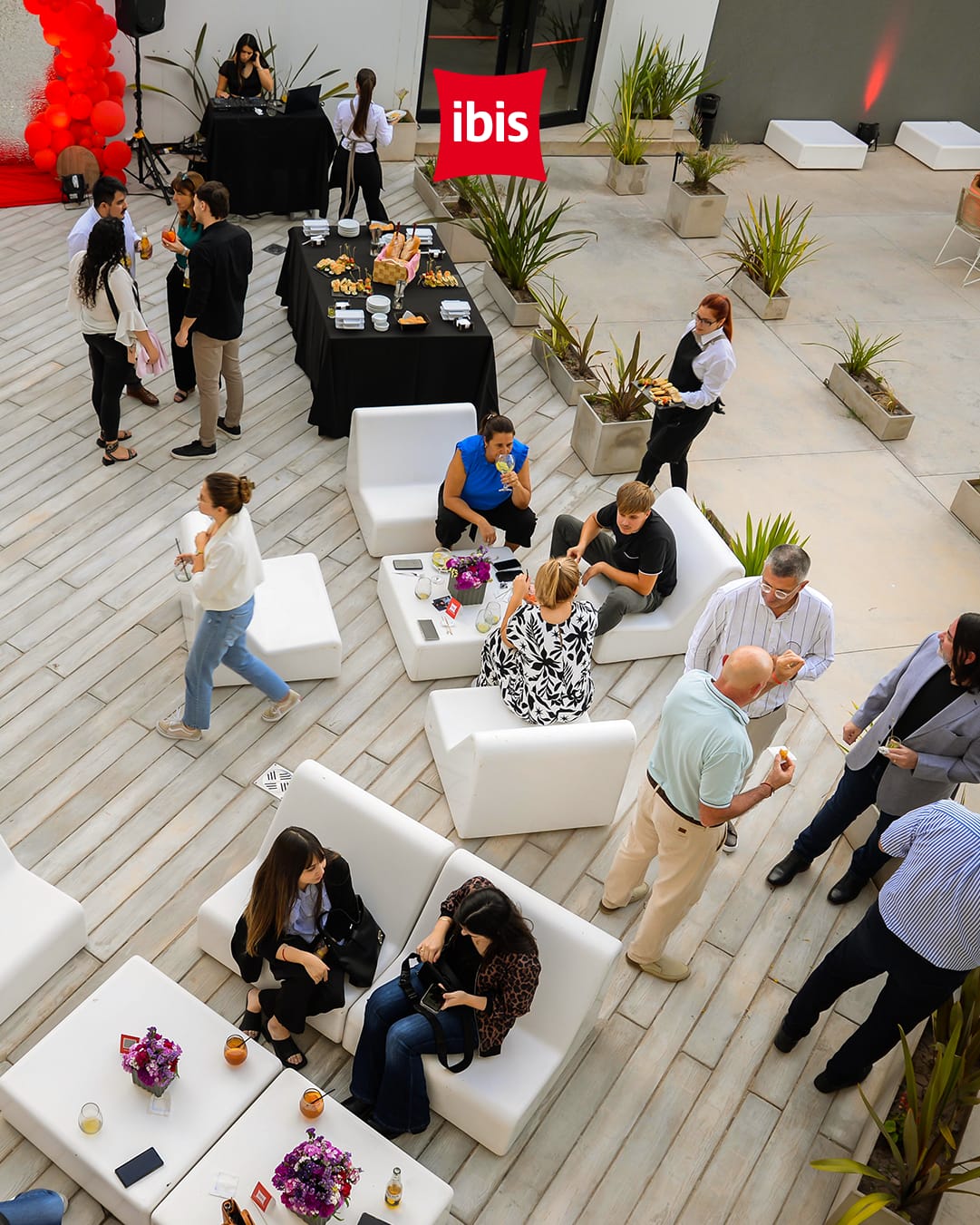 Con un after office corporativo, un lujoso hotel a pasos de Funes inauguró su imponente terraza: los detalles