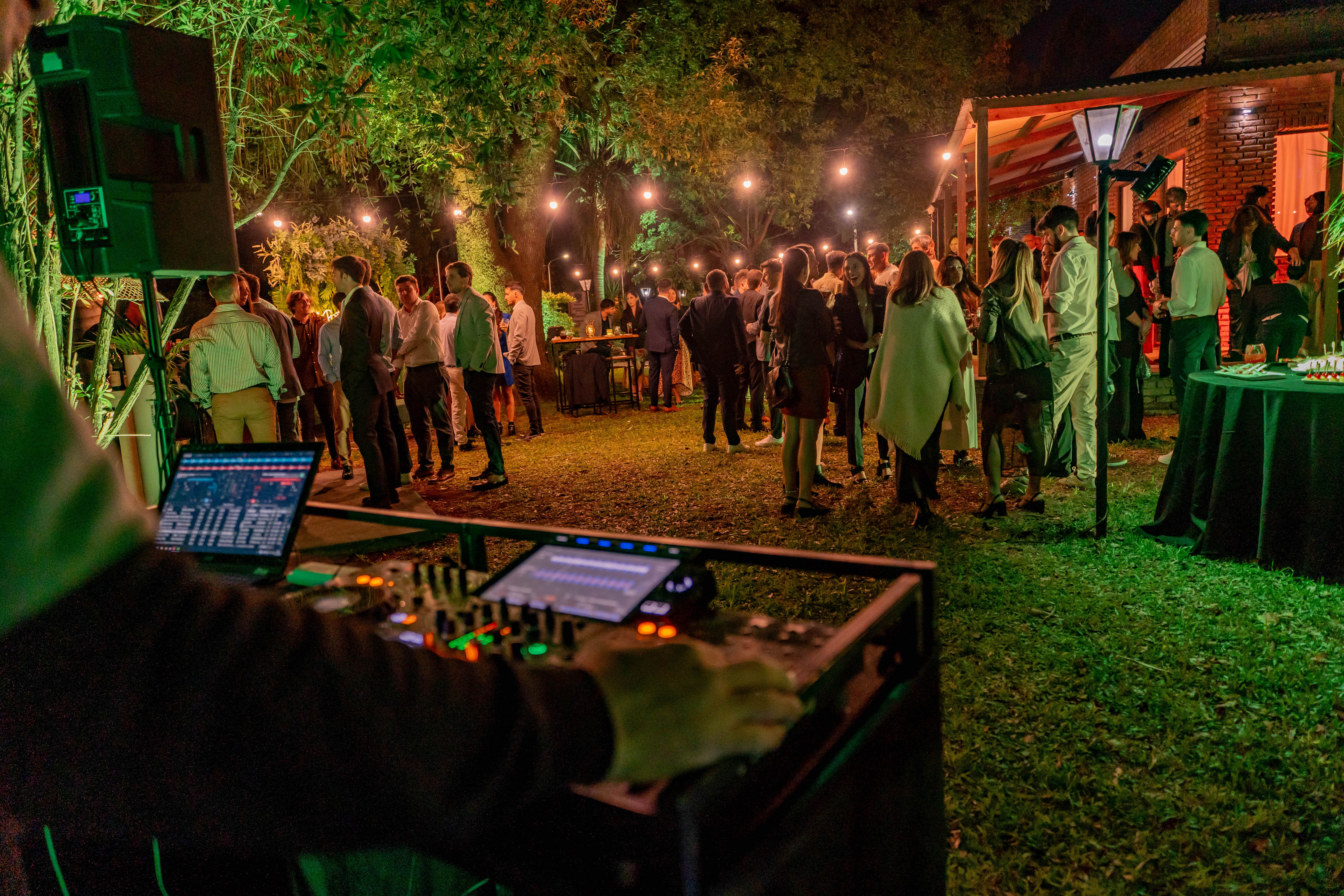 Una noche única para despedir el año: Auravia ofrece cena, barra libre y música en vivo a metros de Funes