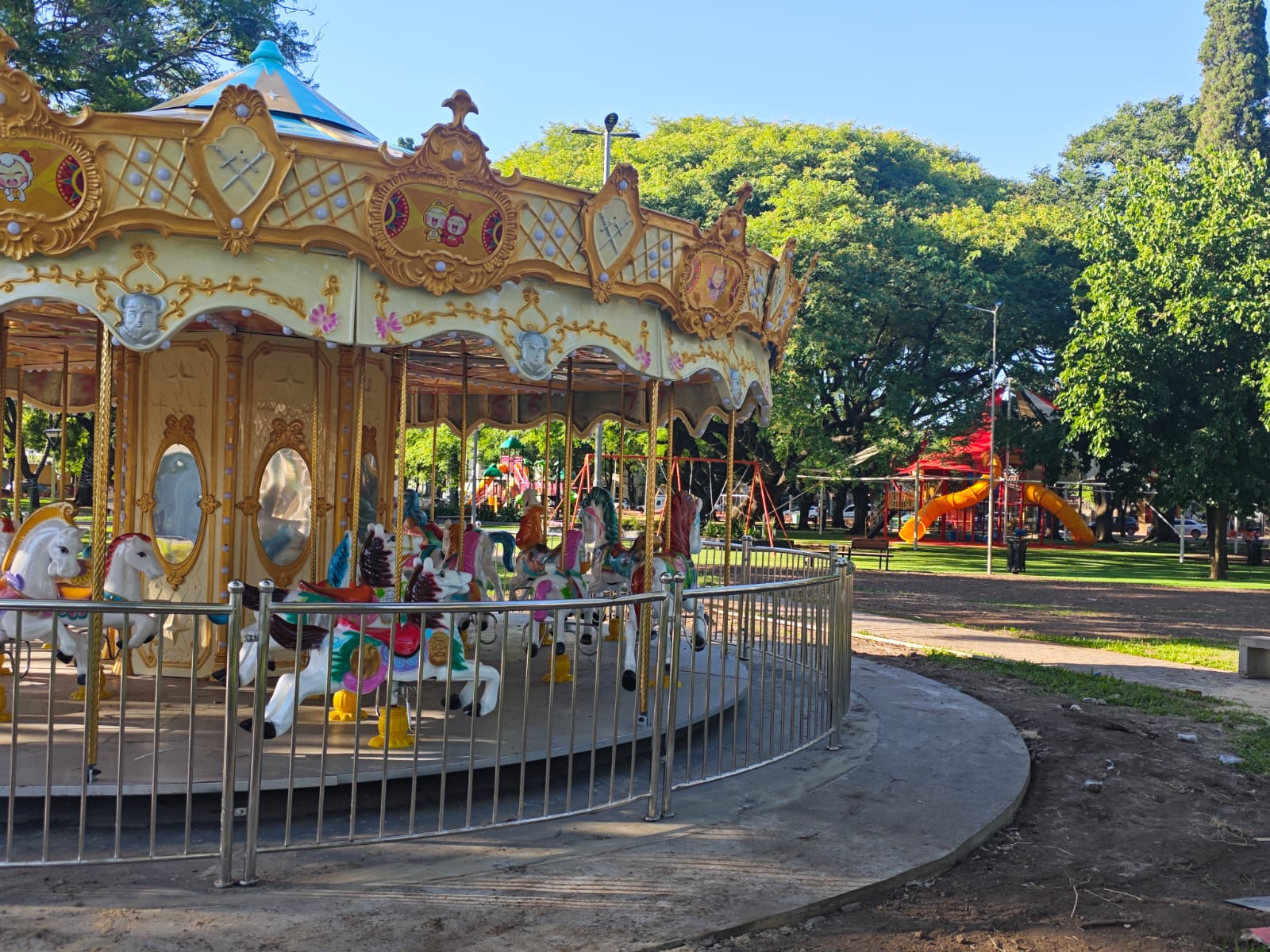 La nueva calesita importada llega al centro de Funes para reabrir la histórica plaza San José
