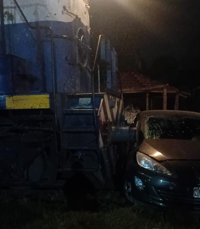 Un susto en las vías: un tren embistió y arrastró a un auto en el ingreso a la ciudad de Roldán