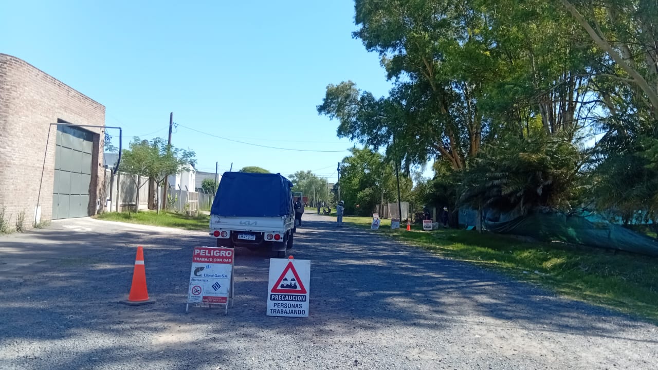 Fuga de gas en la Ruta 9 de Funes: una retroexcavadora rompió un caño y activó un operativo de emergencia