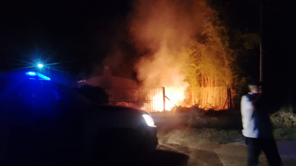 Fuego de medianoche en Funes: un terreno se incendió y casi afecta las casas de una zona cercana al Aeropuerto