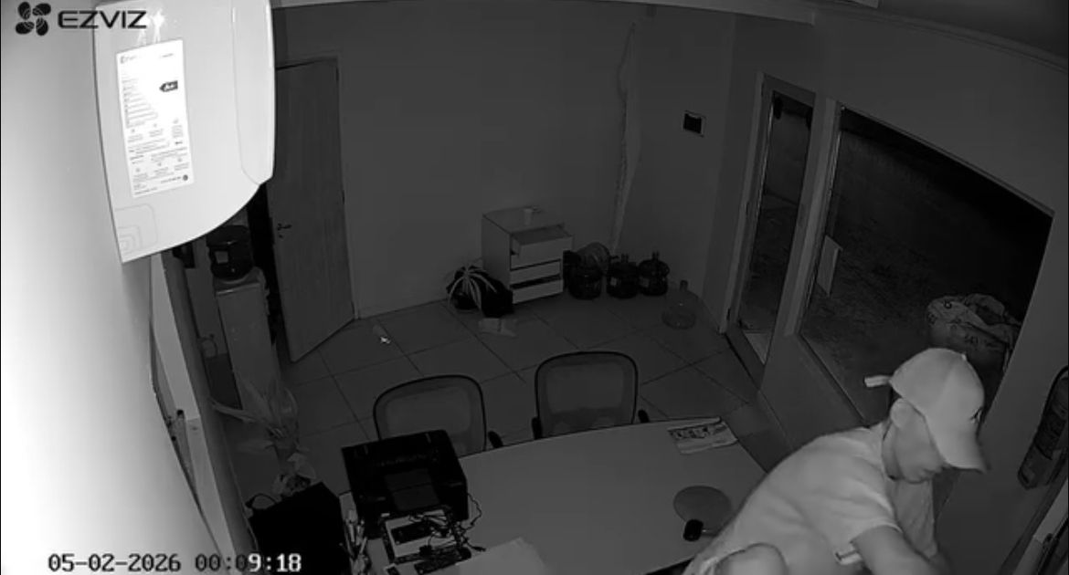 Entró a robar en dos locales de Funes, tomó agua del dispenser y escapó tras ser grabado por las cámaras