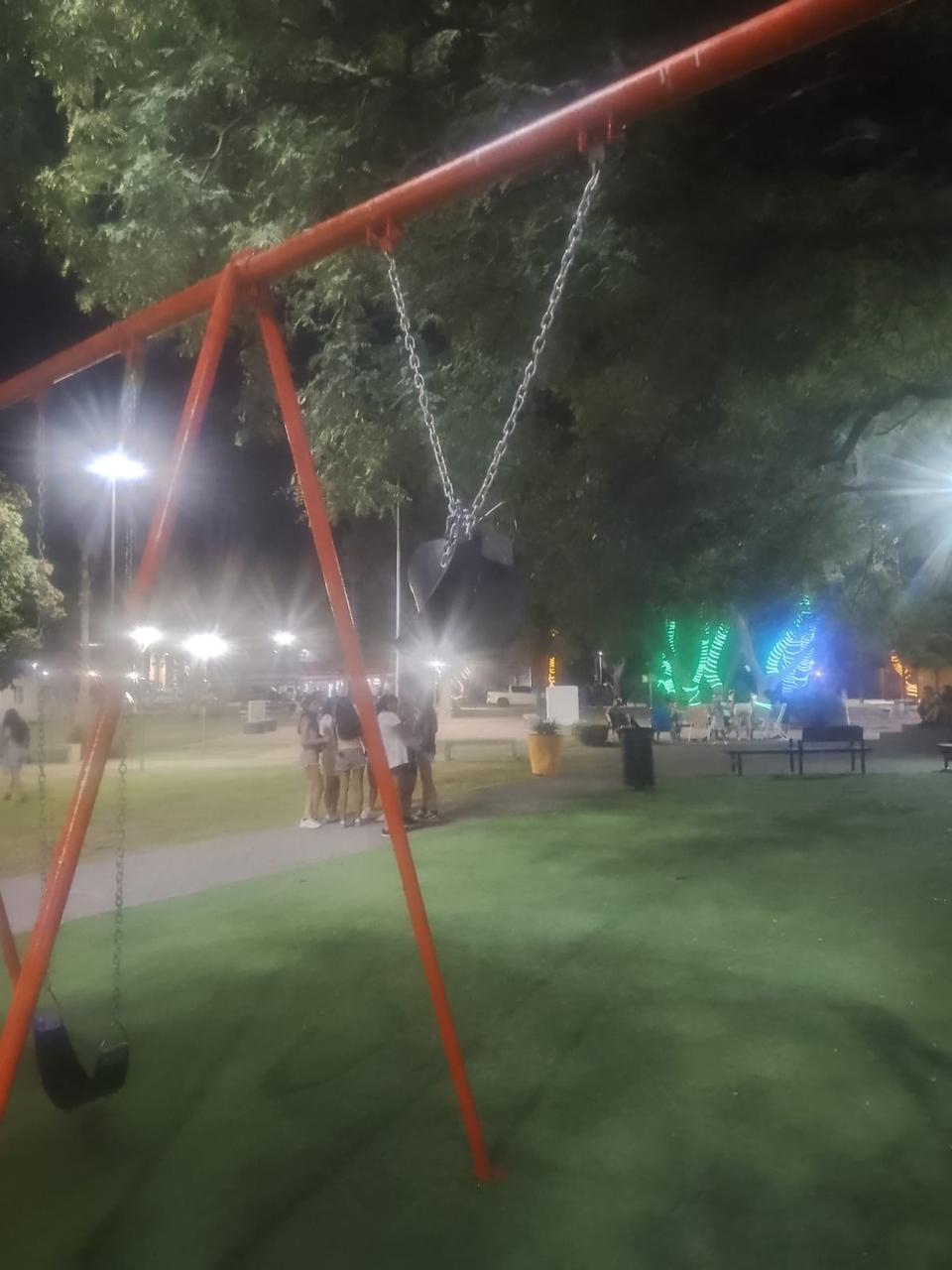 Insólito: una joven quedó atascada en una hamaca y la tuvieron que rescatar los bomberos de Funes