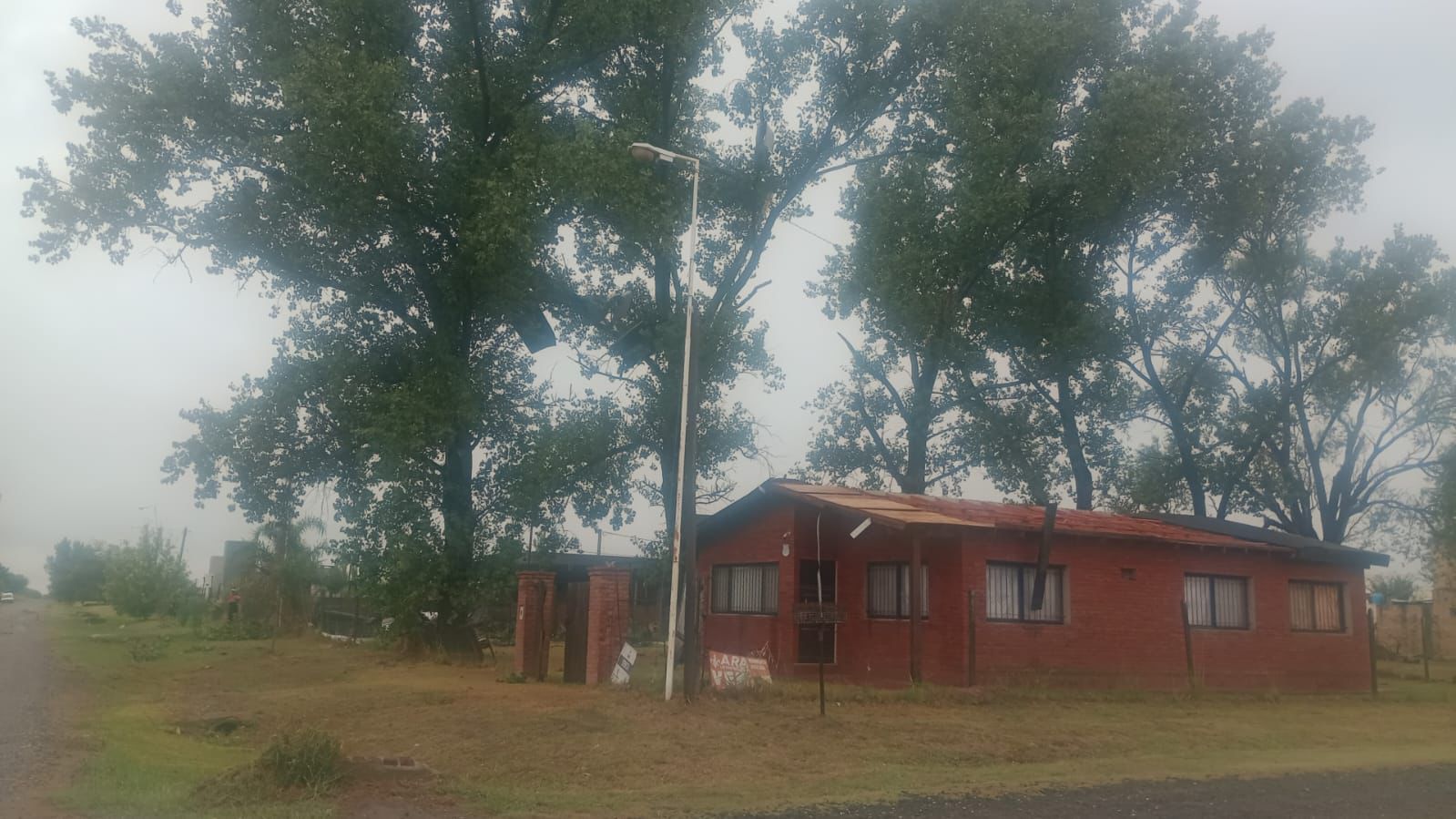 Ráfagas, chapas voladas y trabajo en altura: en Funes, el viento arrancó un techo y los Bomberos intervinieron