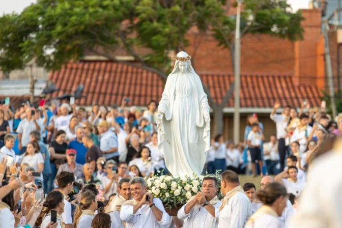 Jornada de fe en la Plaza de los Pinos: Funes recibe por primera vez al Gran Rosario de Bendiciones 