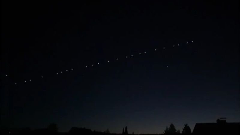 Un tren de luces desfilando por el cielo de Funes