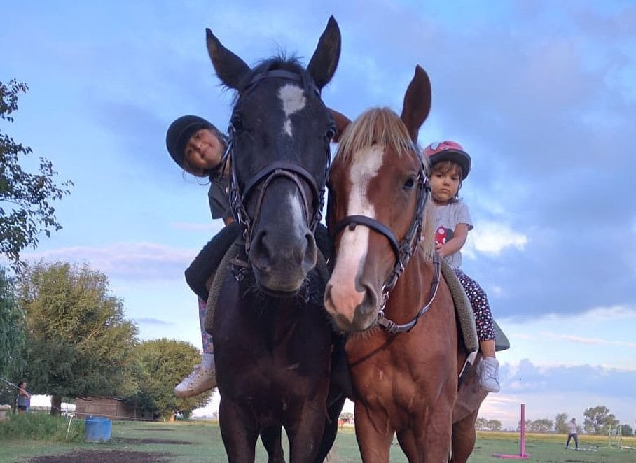Al galope: abrieron una escuela de equitación y ahora van por la equinoterapia